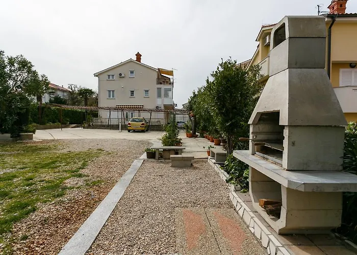 Guest house Apartmani Cvelic 3*